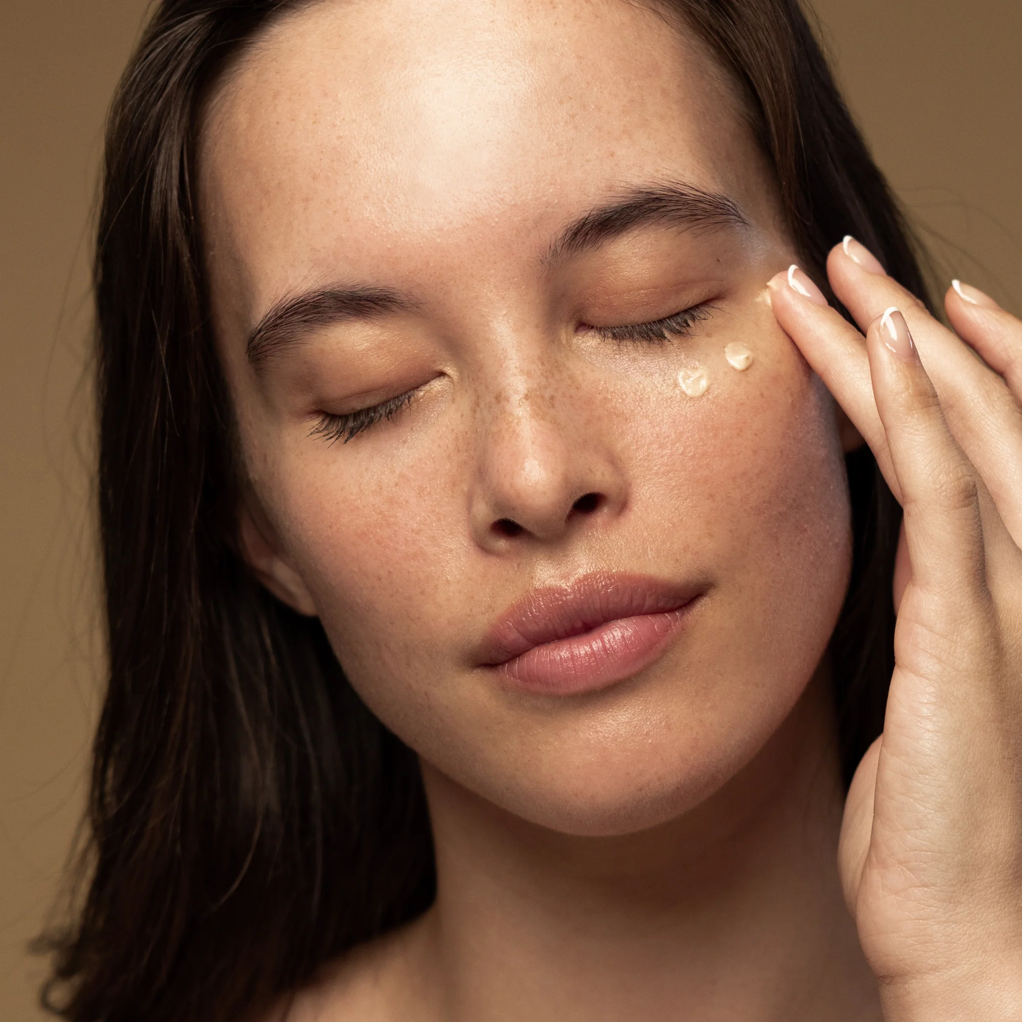 Kiwi Seed Gold Eye Contour Radiance - Image 3