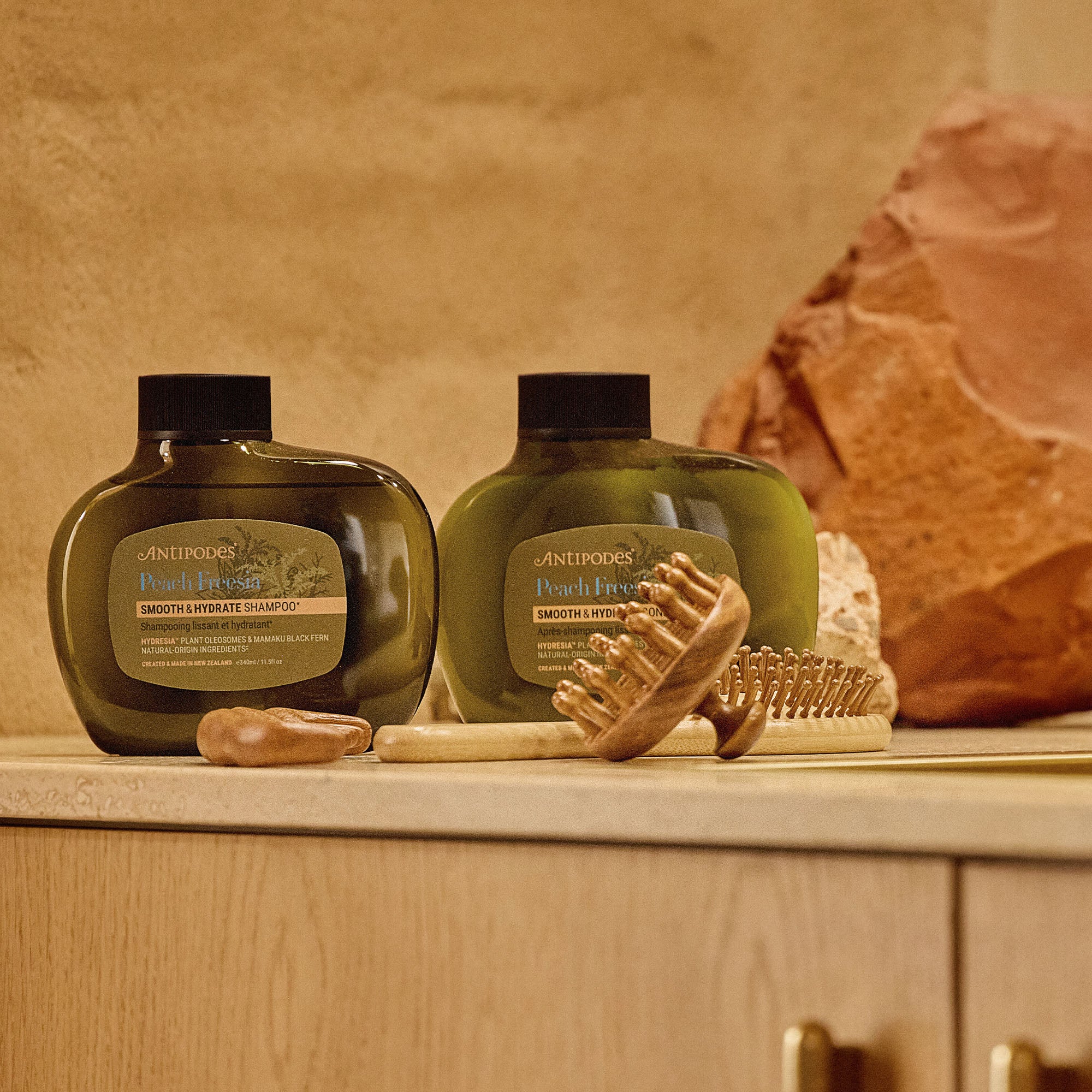 Smoothing and Moisturizing Shampoo with Peach and Freesia - Image 5