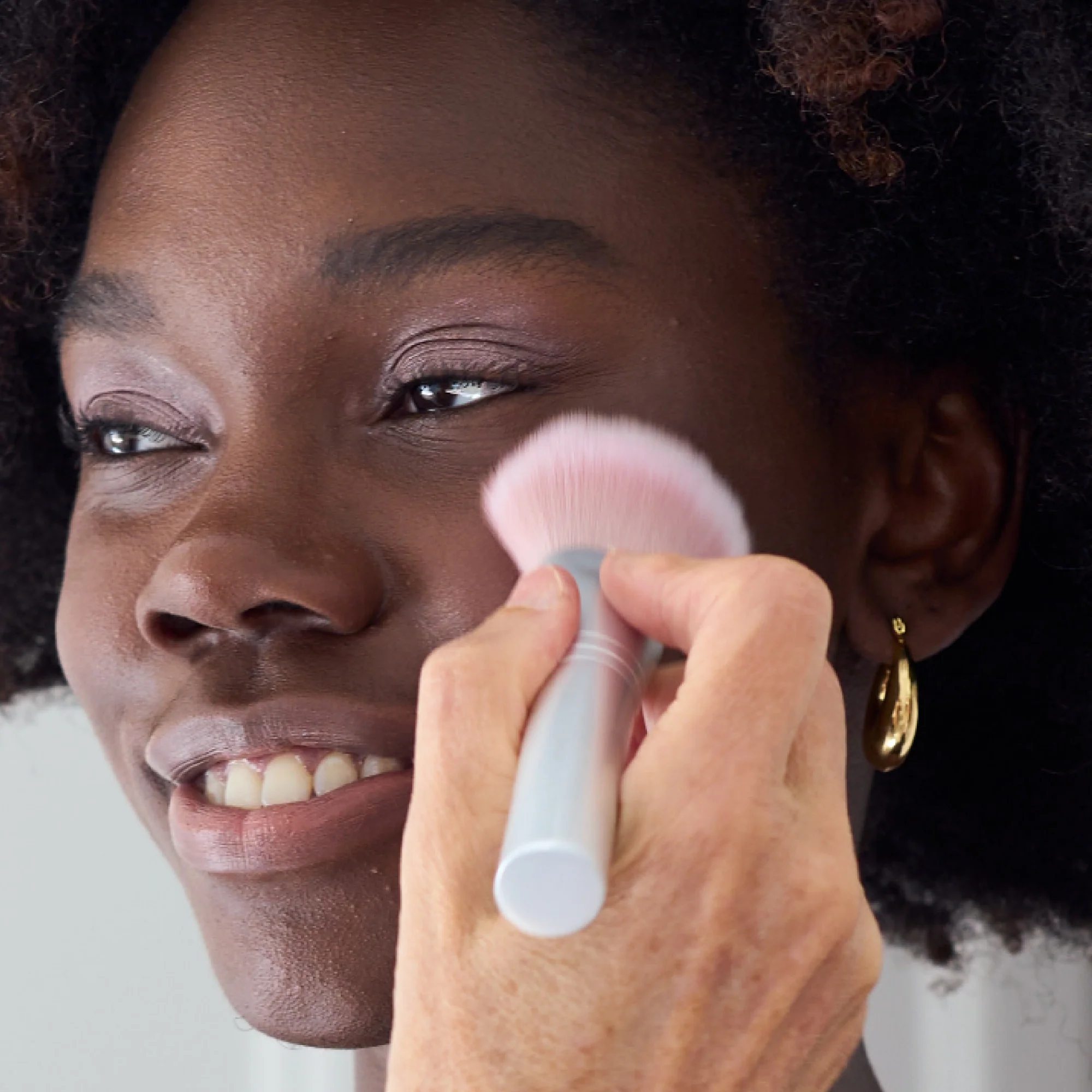 Skin2Skin Powder Blush Brush - Image 2