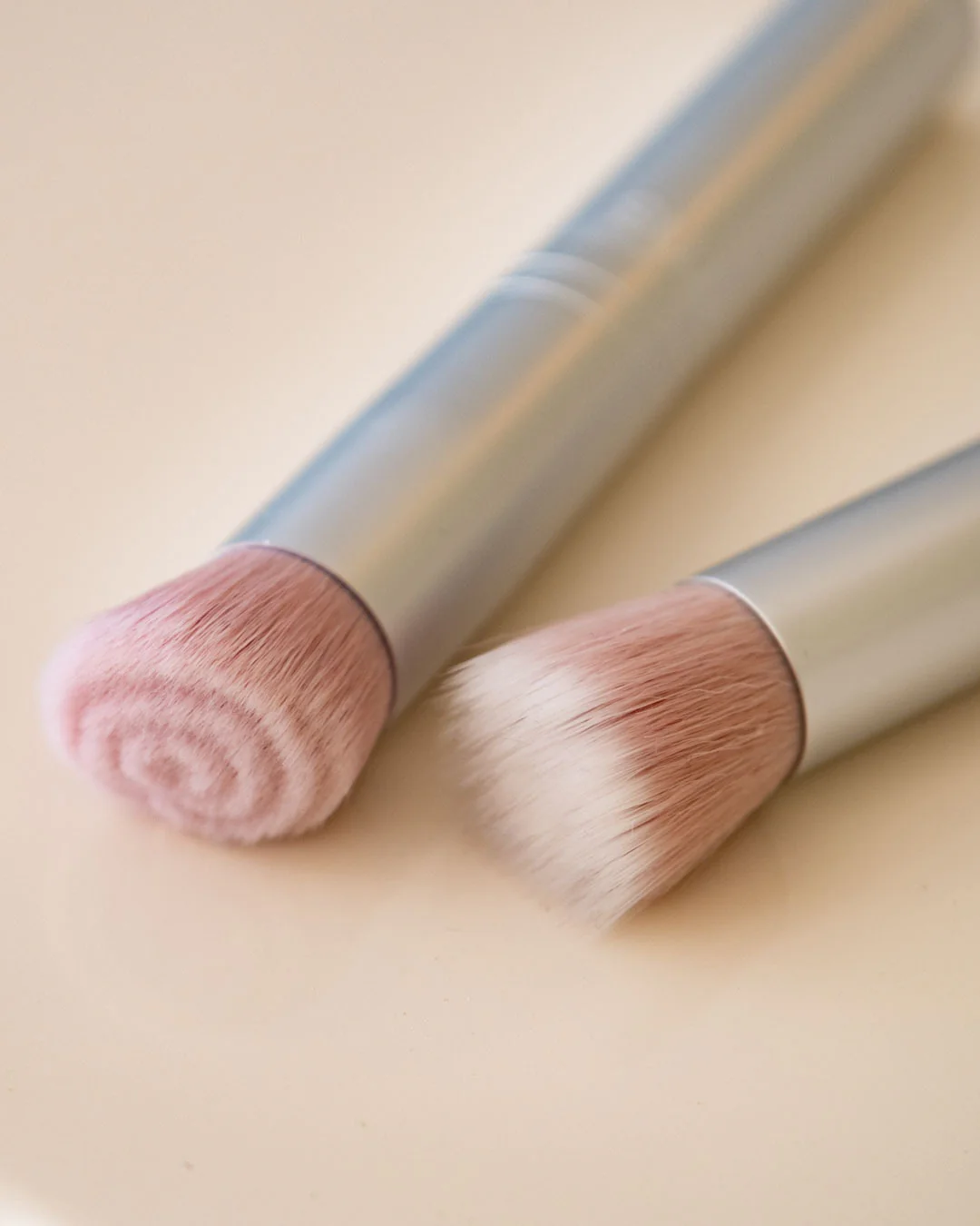 Skin2Skin Blush Brush - Image 3